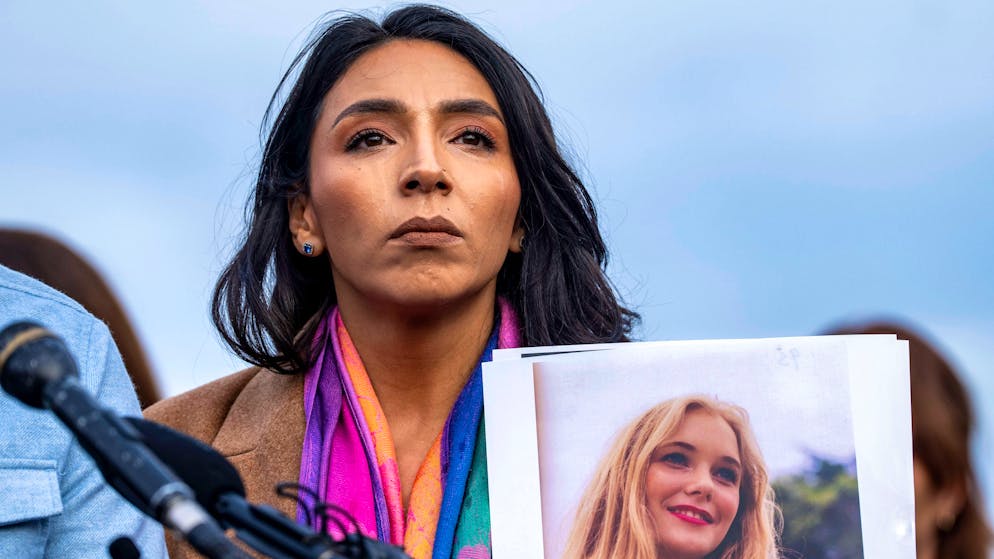 Amanda Roberts hält vor dem US-Kapitol ein Bild ihrer Schwägerin Virginia Giuffre in die Höhe. Das bekannteste Opfer von Jeffrey Epstein hatte im April Suizid begangen. (18. November 2025)