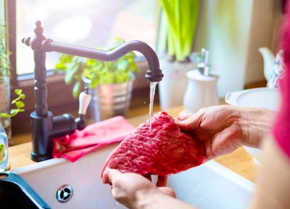 Nutrition myths in check. Many people wash raw meat before preparing it. This is supposedly to remove germs. In fact, washing is rather counterproductive, as the bacteria are at best spread even more by the splashing water. Frying or cooking reliably kills the bacteria on the surface anyway, so washing is not necessary.