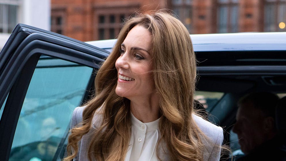 Il ritorno dopo la malattia. Primo discorso pubblico della principessa Kate, con alle dita 4 anelli: ecco cosa raccontano