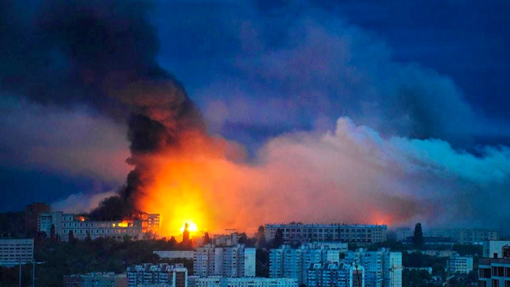 ARCHIVE - Fire and smoke rise from the site where a Russian missile hit a residential area in Kharkiv. Photo: Anatolii Lysianskyi/AP/dpa