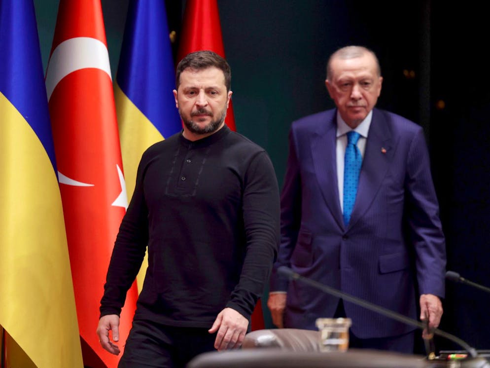 Der türkische Präsident Recep Tayyip Erdogan (r) und der ukrainische Präsident Wolodymyr Selenskyj kommen in Ankara zu einer gemeinsamen Pressekonferenz.