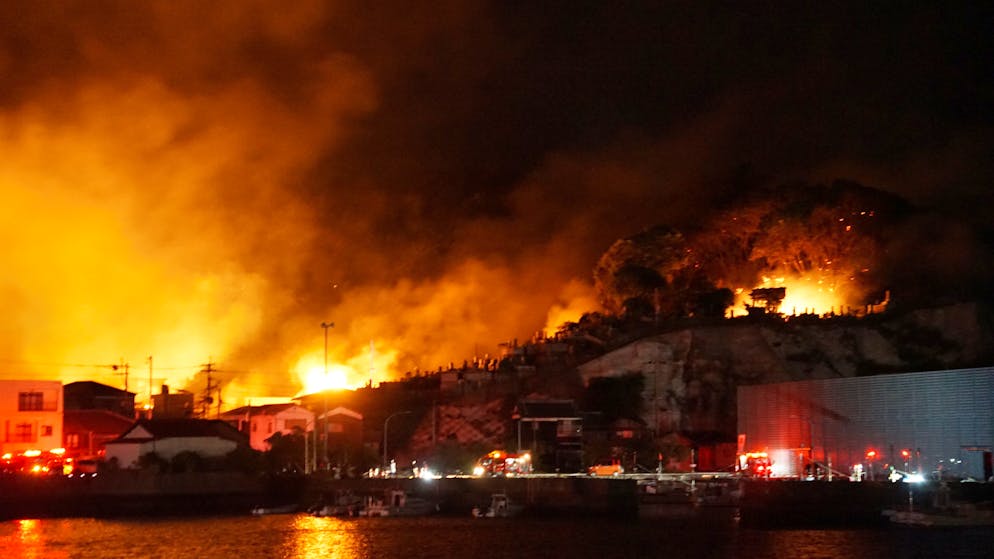 Le feu a ravagé tout un quartier à Oita, au Japon.