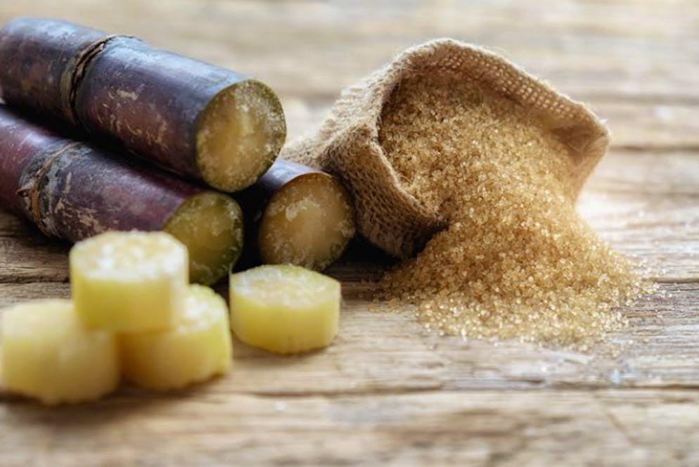 Ernährungsmythen im Check. Brauner Rohrzucker erlebt einen Hype. Fast jedes Café bietet neben weissem Zucker inzwischen auch braunen zum Kafi an. Aber warum? Tatsächlich sind die Vorteile für die Gesundheit minimal. Beide Zuckerarten enthalten fast den gleichen Kalorien- und Nährstoffgehalt. Brauner Zucker ist also weder merklich gesünder noch nachhaltiger.