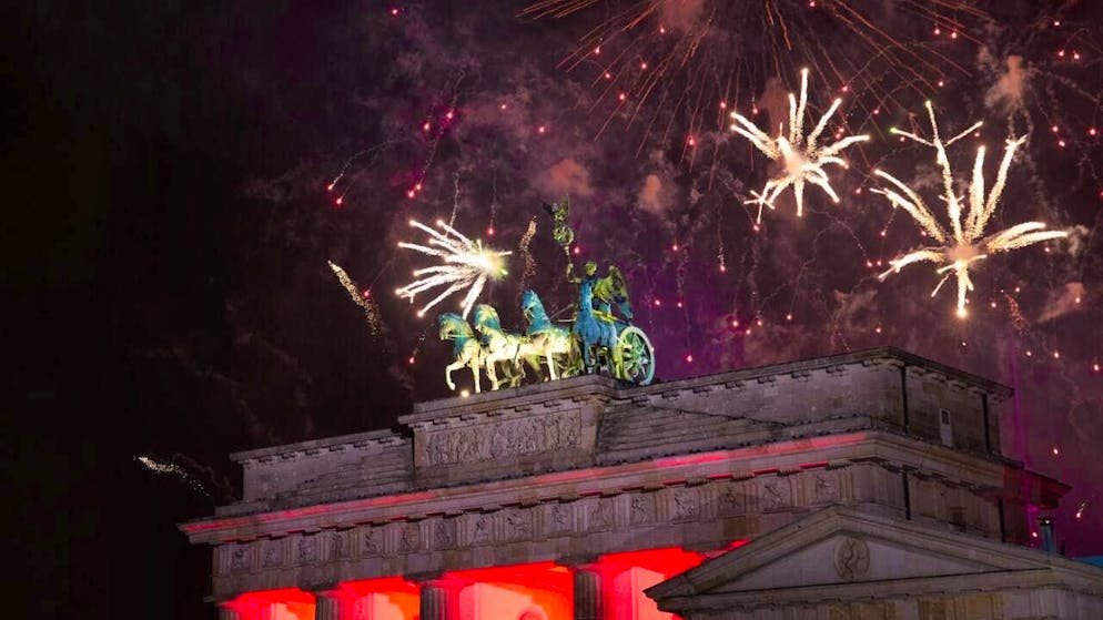 ARCHIVE - At the turn of the year, a huge fireworks display is set off in front of the Brandenburg Gate. Photo: Jörg Carstensen/dpa