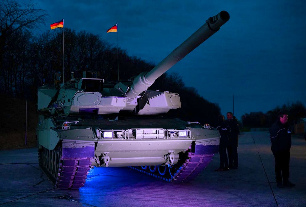 Almost 200 new Leopard tanks for the Bundeswehr - Gallery. Roll-out of the Leopard 2A8 and Panzerhaubitze 2000.