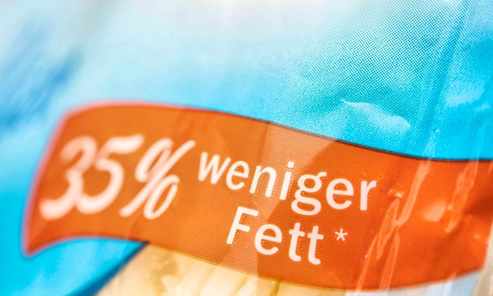 Nutrition myths in check. Many consumers believe that light products are automatically healthier. However, these foods are often fundamentally unhealthy - whether light or not. Even if fat or sugar has been reduced, they often remain high in calories or very sweet. The better choice is real, unprocessed alternatives such as fruit and vegetables.