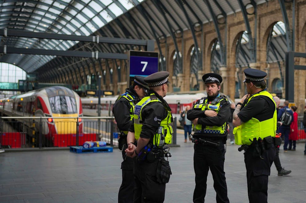 Des policiers patrouillent dans la gare de King's Cross, à Londres, le lundi 3 novembre 2025. (AP Photo/Kin Cheung)