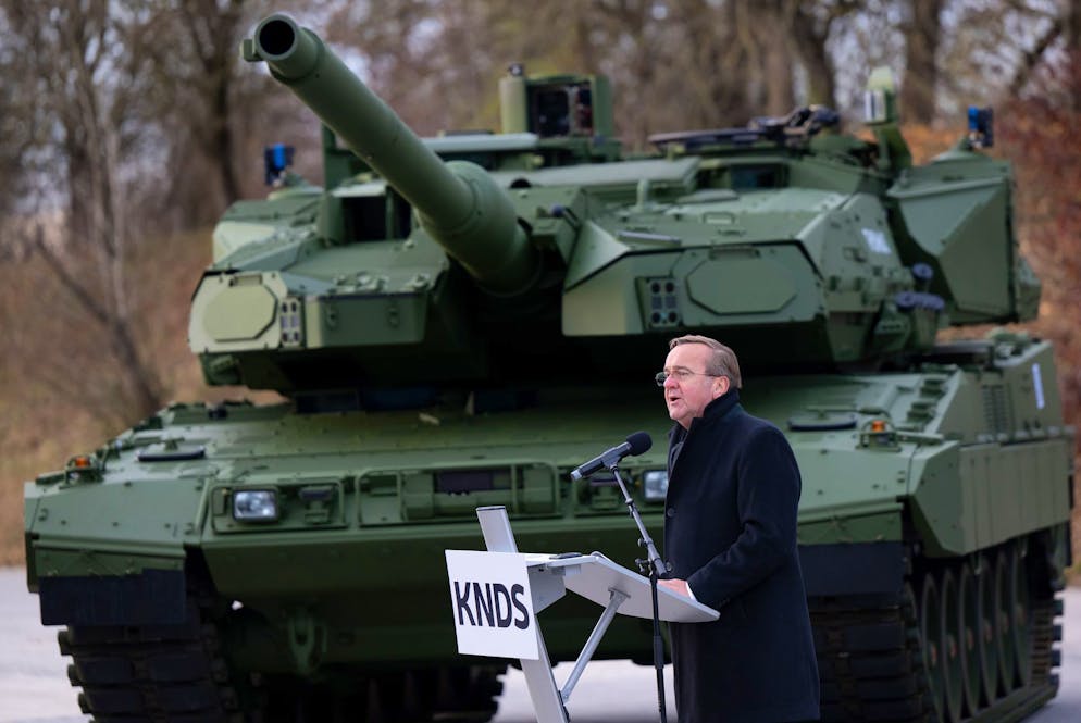 Knapp 200 neue Leopard-Panzer für die Bundeswehr - Gallery. Der deutsche Verteidigungsminister Bois Pistorius bei der Präsentation des neuen Leopard 2 A8.