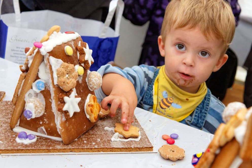 Ernährungsmythen im Check. Viele Eltern sprechen vom Zuckerschock, wenn Kinder nach Süssem überdreht wirken. Zucker liefert zwar Energie, doch ein wissenschaftlicher Zusammenhang zwischen Zucker und Hyperaktivität existiert nicht. Oft fällt beides einfach zusammen: aufregende Feste – und süsse Snacks.