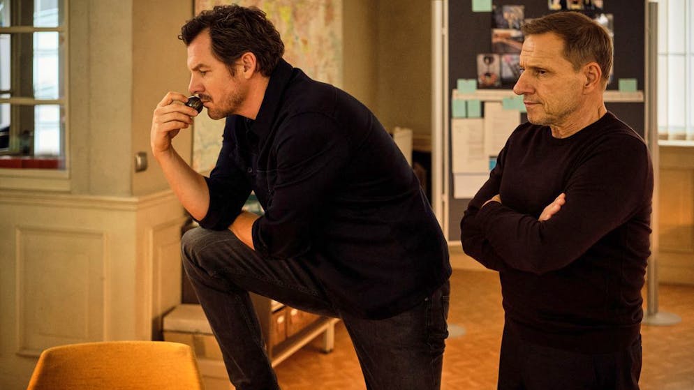 «Tatort» im Check: Überlebe wenigstens bis morgen. Sebastian Bootz (Felix Klare, links) und Thorsten Lannert (Richy Müller) versuchen im «Tatort: Überlebe wenigstens bis morgen» die Einsamkeit einer jungen Frau zu ergründen. Deren Leiche wird Monate nach ihrem Ableben zufällig beim Brand in einem Mietshaus entdeckt.