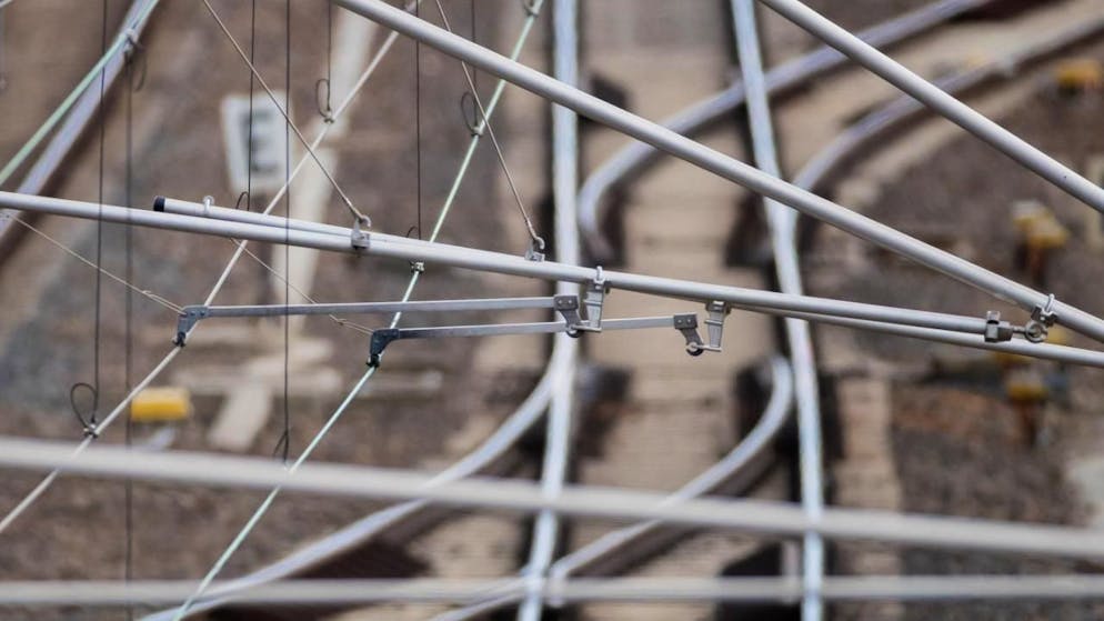 ARCHIV - Oberleitung und Schienen (Symbolbild). Foto: Christoph Soeder/dpa