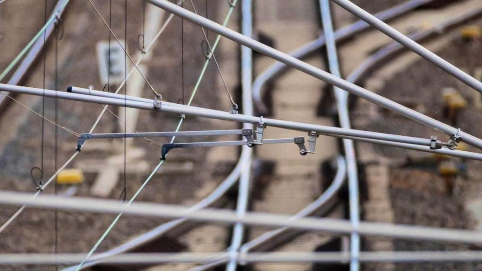 ARCHIVE - Overhead line and rails (symbolic image). Photo: Christoph Soeder/dpa