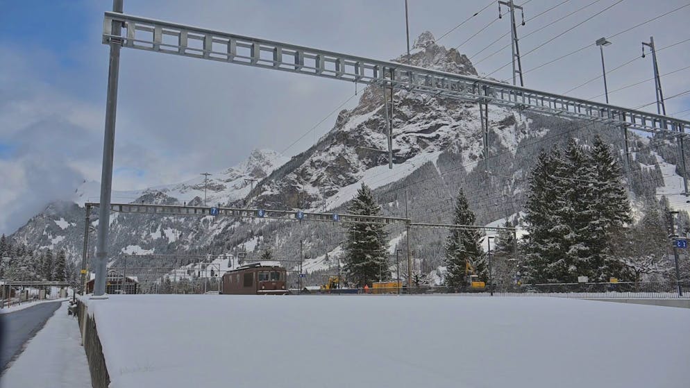 Winterstart Schweiz. … sodass der Verkehr sowohl auf der Strasse als auch auf Schienen nicht zum Erliegen kam.