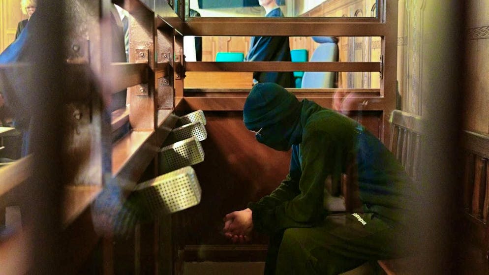 The defendant Wassim Al M. sits in the courtroom of the Moabit Criminal Court at the start of the trial. The Syrian refugee allegedly stabbed a visitor from behind with a knife in the field of stelae at the Holocaust Memorial on February 21. Photo: Sebastian Christoph Gollnow/dpa