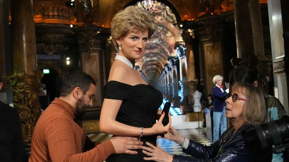 La réplique en cire de Lady Diana a été installée, dans sa "robe de la vengeance" jeudi au Musée Grévin à Paris.