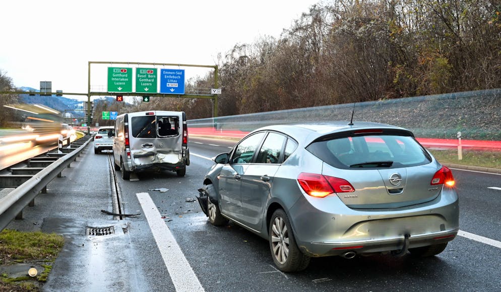 Drei Fahrzeuge verunfallten am Donnerstagmorgen auf der A14.