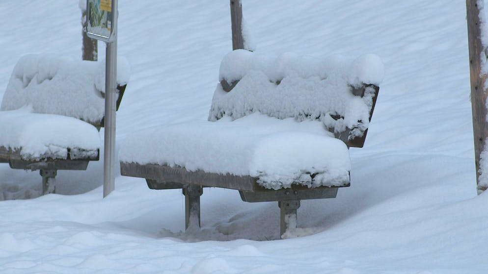 Winterstart Schweiz. In Urnäsch AR brauchte wasserdichte Hosen, wer sich auf diese Bänkli setzten wollte.