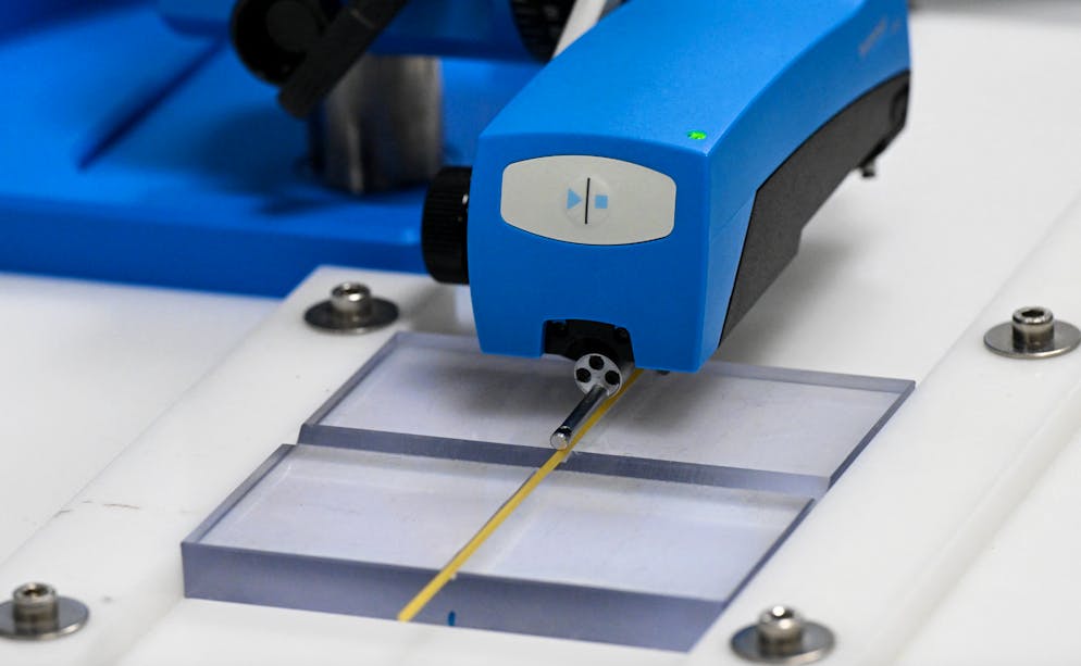 Cette photo montre une machine testant le niveau de rugosité d'un spaghetti lors de la journée médias Barilla Innovation & Technology Experience (BITE) au siège de Barilla à Parme, le 18 novembre 2025. Barilla a investi 20 millions d'euros dans un centre de recherche et développement (Barilla Innovation & Technology Experience - BITE) qui emploie 200 personnes et vise à consolider la position du groupe parmi les géants du « Made in Italy ». Il s'agit de l'investissement le plus important de l'entreprise dans l'innovation alimentaire ces dernières années. (Photo de Stefano RELLANDINI / AFP)