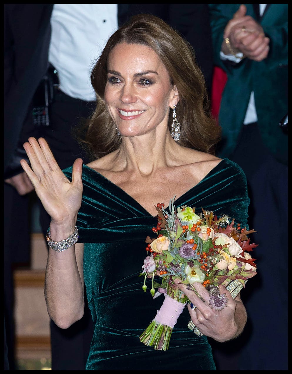 Wow-Auftritt von Prinzessin Kate und Prinz William. Prinzessin Kate zeigt sich im samtgrünen Kleid …