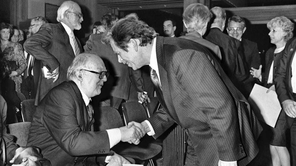 Friends Friedrich Dürrenmatt and Václav Havel at the Gottlieb Duttweiler Prize award ceremony in 1990. (archive picture)