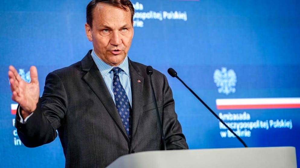 ARCHIV - Radoslaw Sikorski, Außenminister von Polen, spricht beim Deutsch-Polnischen Forum 2025 in der polnischen Botschaft in Berlin zu seinem Amtskollegen. Sikorski lässt nach einem Anschlag auf eine Bahnstrecke das russische Generalkonsulat in Danzig schließen. Foto: Kay Nietfeld/dpa