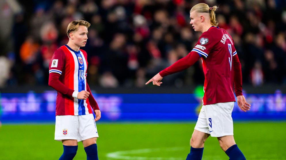 Andreas Schjelderup (links) lauscht den Anweisungen von Erling Haaland.