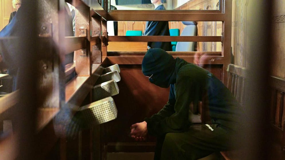 Der Angeklagte Wassim Al M. sitzt zu Prozessbeginn im Saal des Kriminalgerichts Moabit. Der syrische Flüchtling soll am 21. Februar im Stelenfeld des Holocaust-Mahnmals von hinten mit einem Messer auf einen Besucher eingestochen haben. Foto: Sebastian Christoph Gollnow/dpa