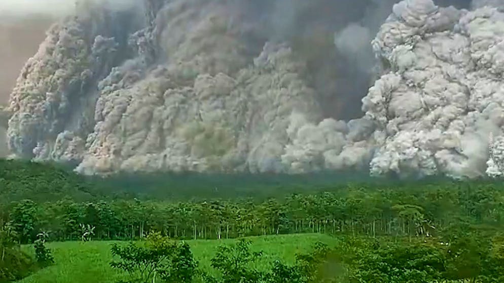 Video zeigt Asche und Glut. Indonesiens gefährlichster Vulkan erwacht erneut