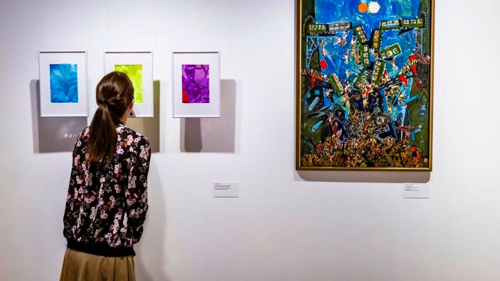 Parmi les jeunes artistes en résidence, un étudiant a exposé des sacs poubelles parfumés pour illustrer la thématique catastrophe.