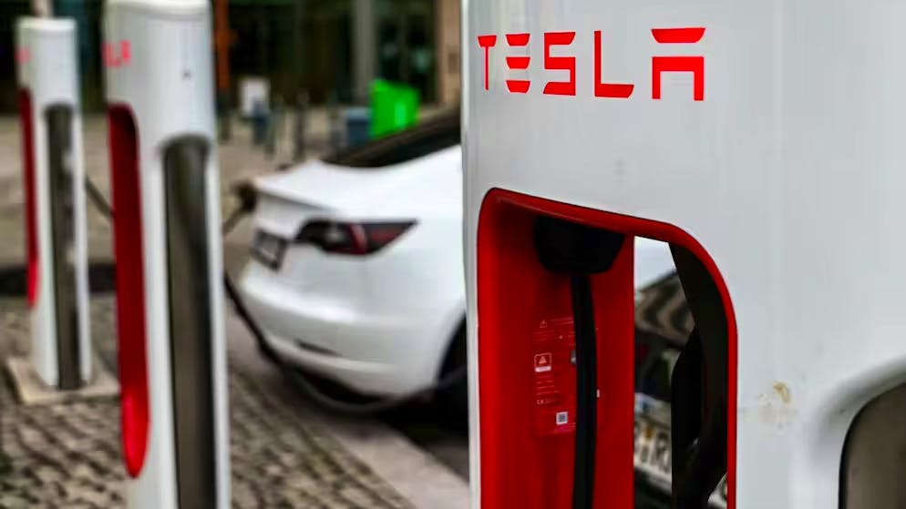 In Tolochenaz sollen dutzende neuer Tesla-Ladestationen gebaut werden.