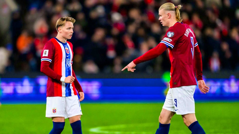 Andreas Schjelderup (left) listens to the instructions of Erling Haaland.