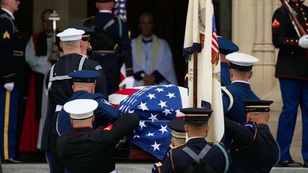 Ein Team von Leichenträgern trägt den mit einer US-Fahne bedeckten Sarg des ehemaligen US-Vizepräsidenten Dick Cheney in die Washington National Cathedral. 