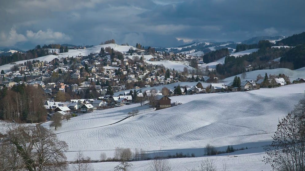 Winterstart Schweiz. Herisau AR verwandelte sich in eine Winterlandschaft.