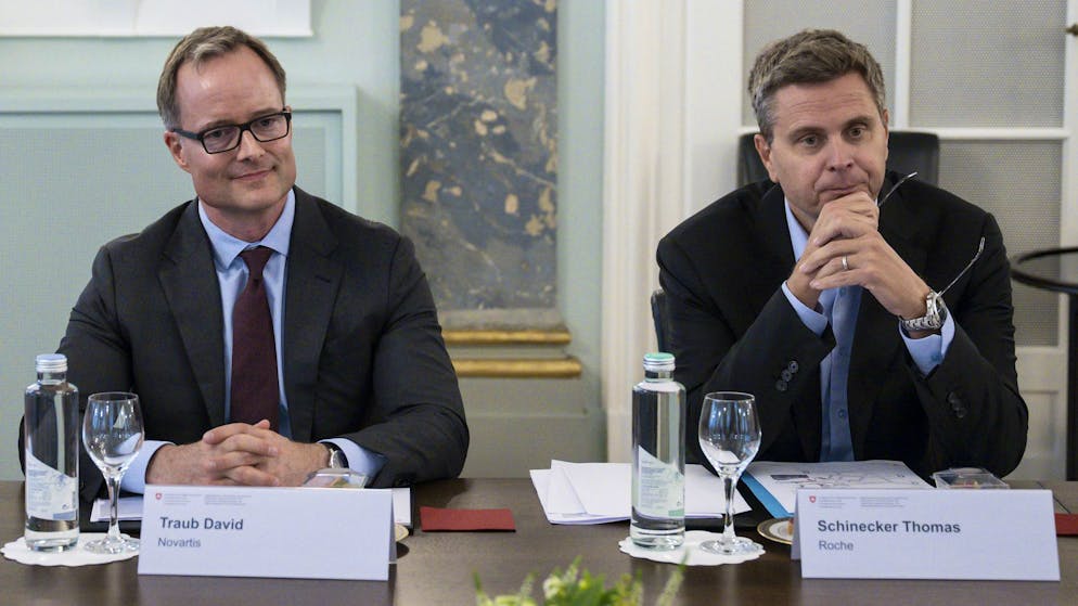 Novartis-CEO David Traub (l.) und Roche-CEO Thomas Schinecker bei einem Gespräch mit Bundesrat Guy Parmelin und Bundesrätin Elisabeth Baume-Schneider zu den US-Zöllen in Bern (22. September 2025)