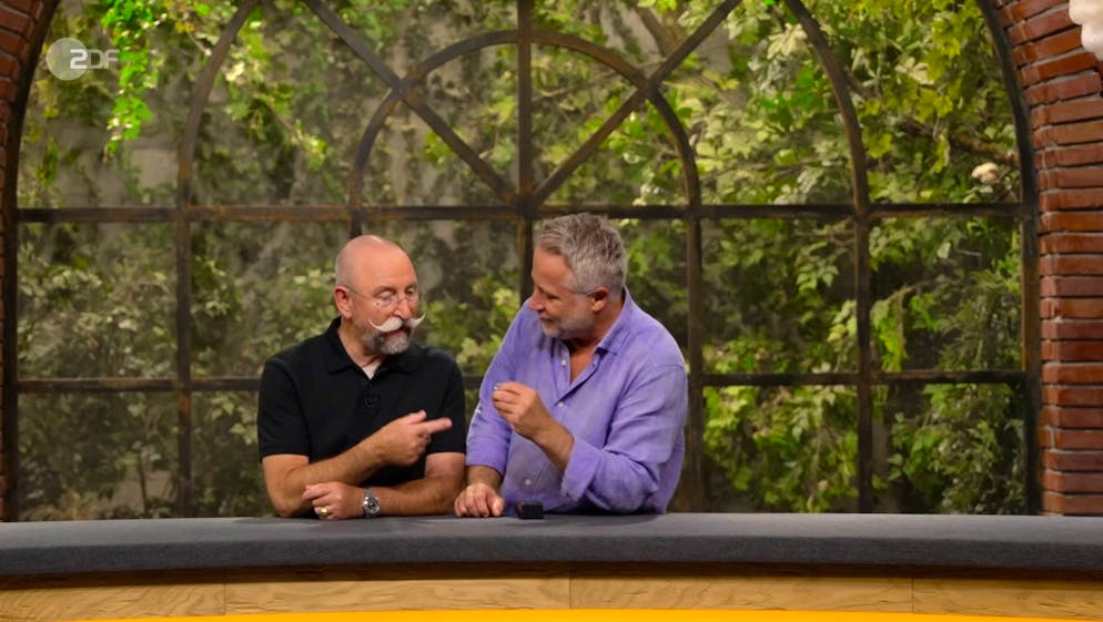 «Bares für Rares»-Händler Jan Cizek war total begeistert vom angebotenen Ring und dachte bereits ans Heiraten, derweil ihn Moderator Horst Lichter ungläubig fragte: «Du hast den Ring gekauft?»