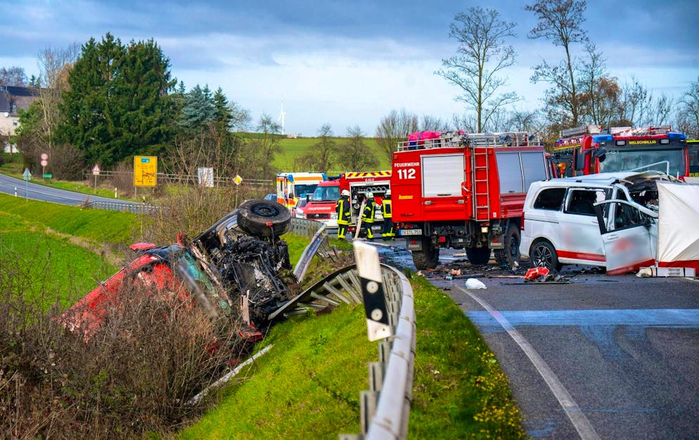 Tracce di distruzione dopo il grave incidente sulla B51.