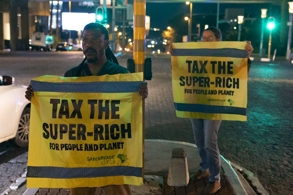 Des manifestants de Greenpeace se tiennent debout à Sandton City lors d'une manifestation anti-G20 à Johannesburg, le 19 novembre 2025. Le sommet de deux jours est prévu les 22 et 23 novembre 2025, avec la participation confirmée de 42 pays, dont 20 États membres du G20 (à l'exception des États-Unis), 16 pays invités et six pays représentant les communautés économiques régionales d'Afrique, des Caraïbes et d'Asie de l'Est. EPA/KIM LUDBROOK