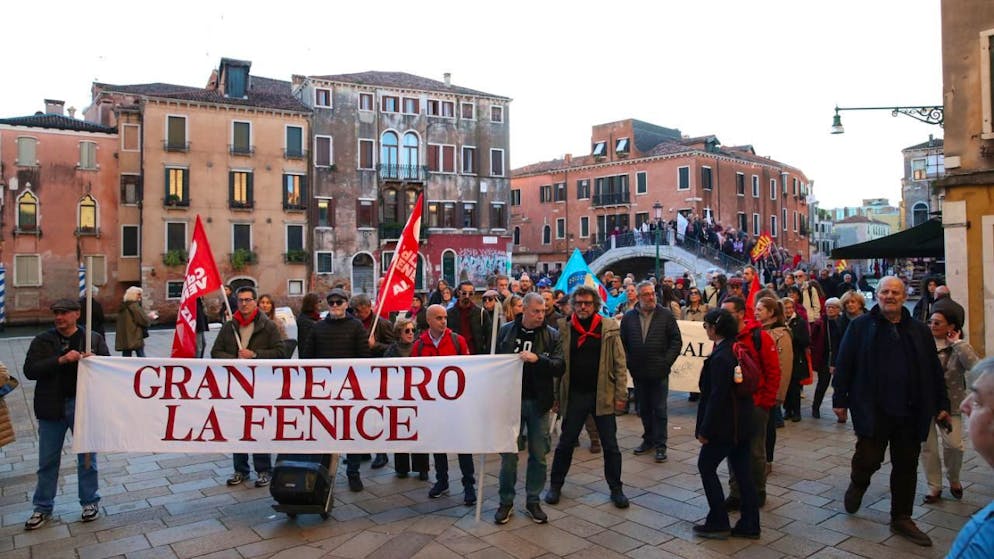 Protestaktion gegen die Ernennung von Beatrice Venezi zur Musikdirektorin des Opernhauses La Fenice in Venedig. (Archivbild)