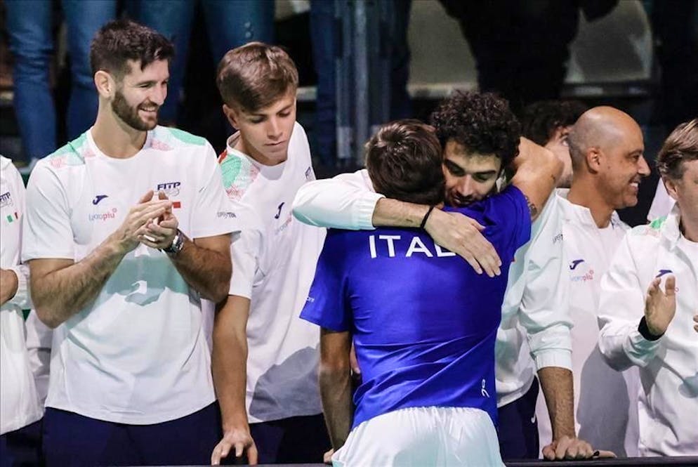 L'abbraccio tra i due