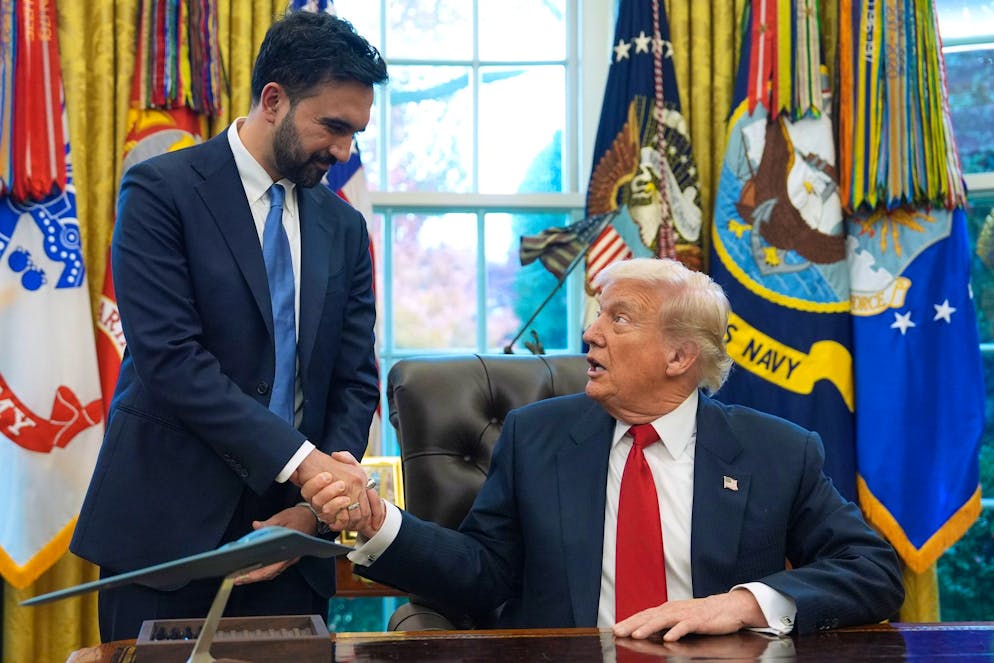 Il presidente americano Donald Trump depone le armi e riceve Zohran Mamdani nello Studio Ovale.