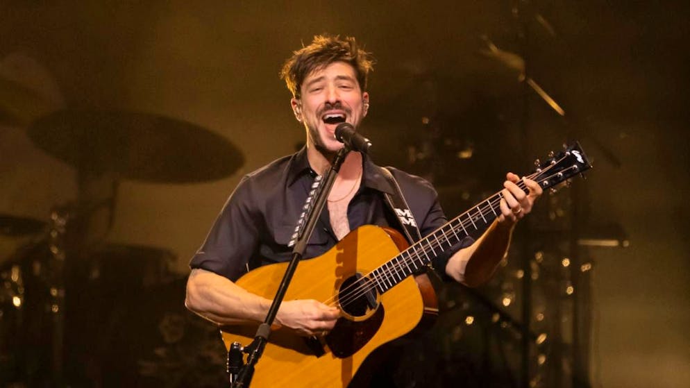 Marcus Mumford, chanteur du groupe folk-rock britannique Mumford & Sons, sur la scène du Hallenstadion de Zurich.