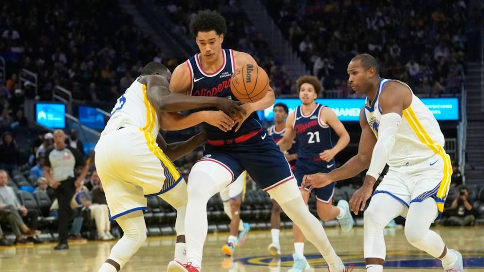 Der Freiburger Yanic Konan Niederhäuser (Bildmitte) bestreitet mit den Los Angeles Clippers seine erste NBA-Saison