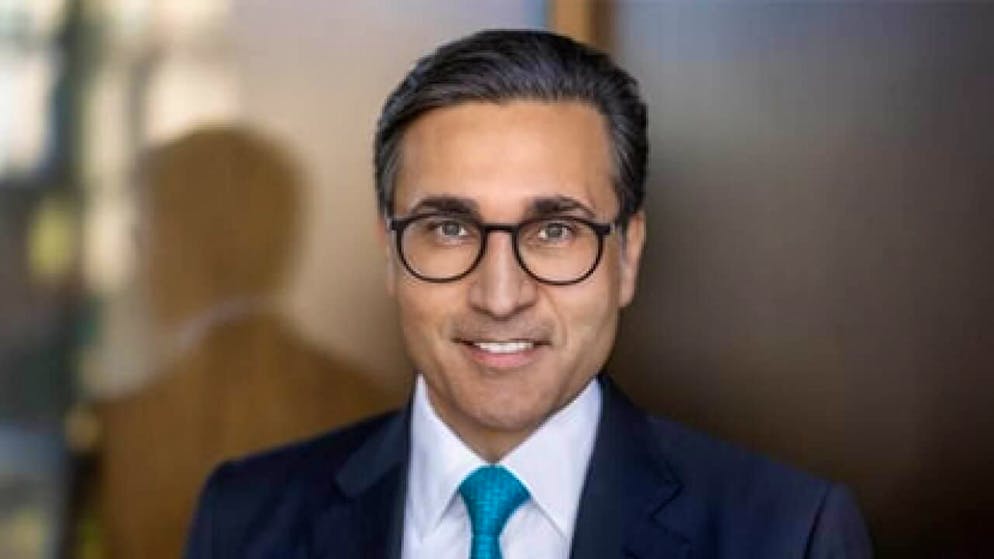 Iqbal Khan è nato nel 1976 in Pakistan.