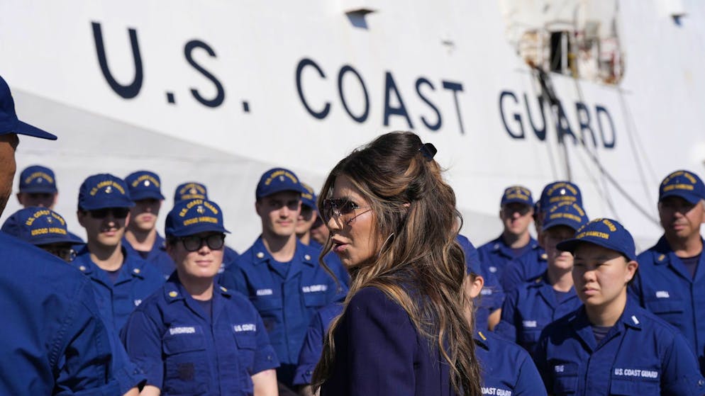 Die US-Küstenwache untersteht dem Ministerium für Inlandsicherheit unter Führung von Kristi Noem (M.)  (7. November 2025)