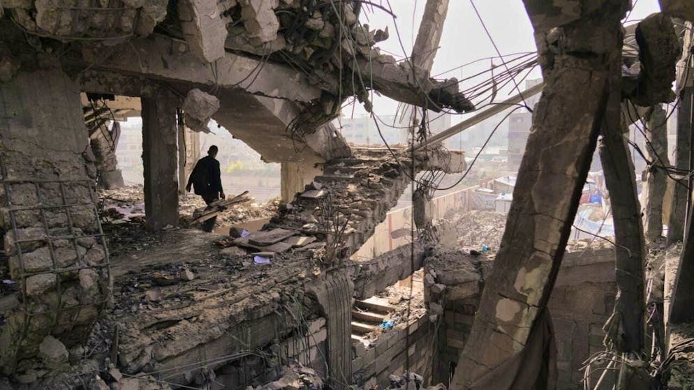 dpatopbilder - Palestinians inspect the ruins of a building in Gaza one day after an Israeli attack. Photo: Jehad Alshrafi/AP/dpa
