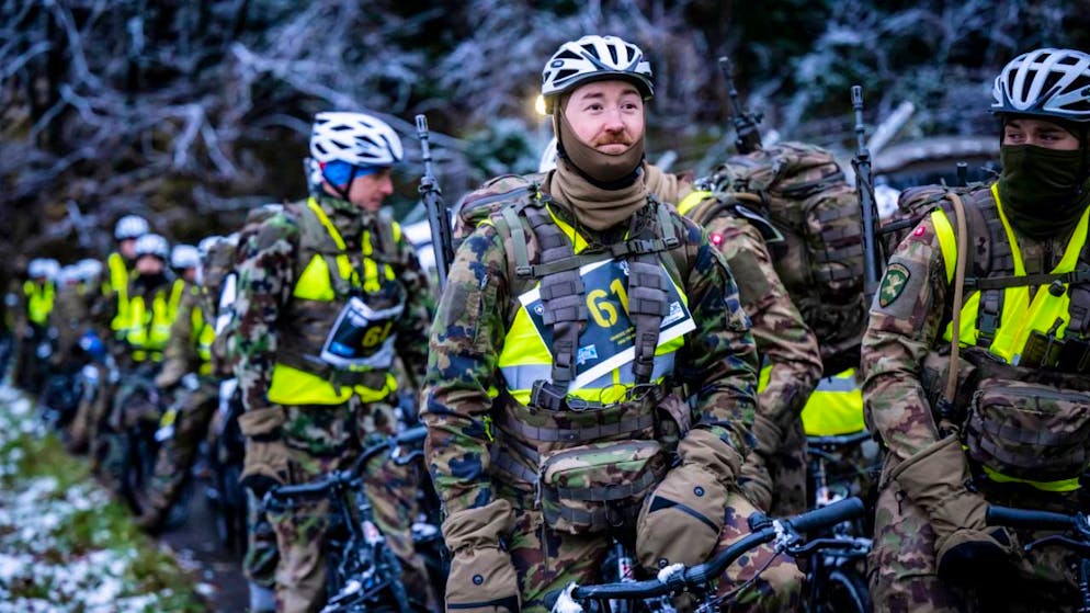 Startschuss zu Militärwettkampf: Armeeangehörige auf Velos in  Lavey-Morcles VD.