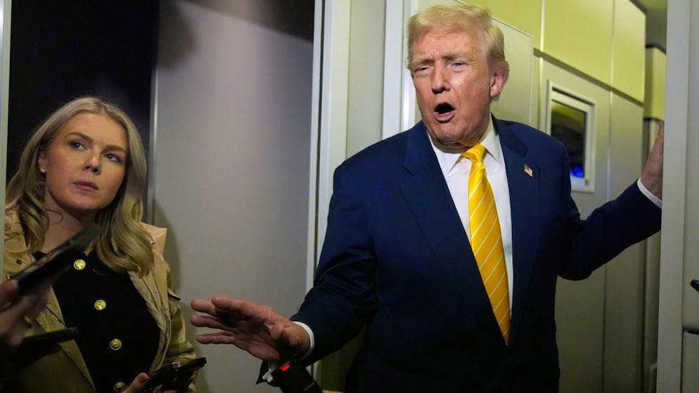 «Quiet! Quiet, piggy.»: US-Präsident Donald Trump Donald (r.) mit seiner Sprecherin Karoline Leavitt am vergangenen Freitag an Bord der Präsidentenmaschine.