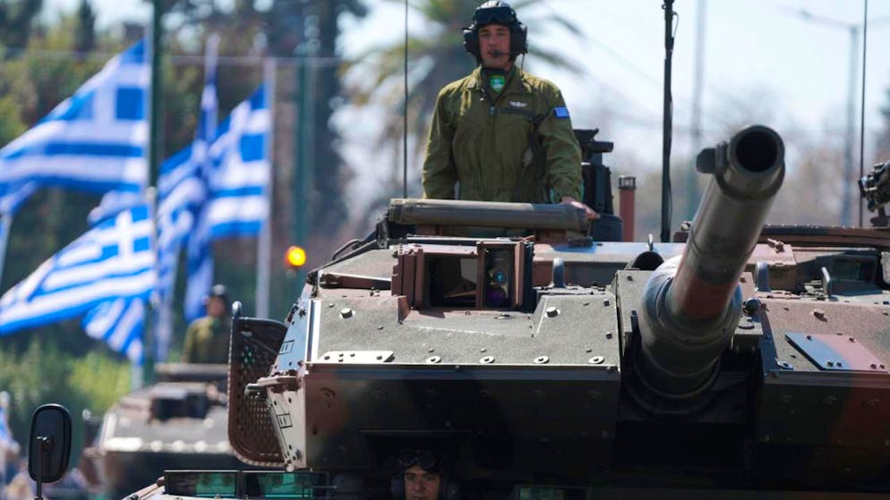 ARCHIV - Panzer der griechischen Armee nehmen an einer Militärparade teil (Archivbild). Foto: Thanassis Stavrakis/AP/dpa