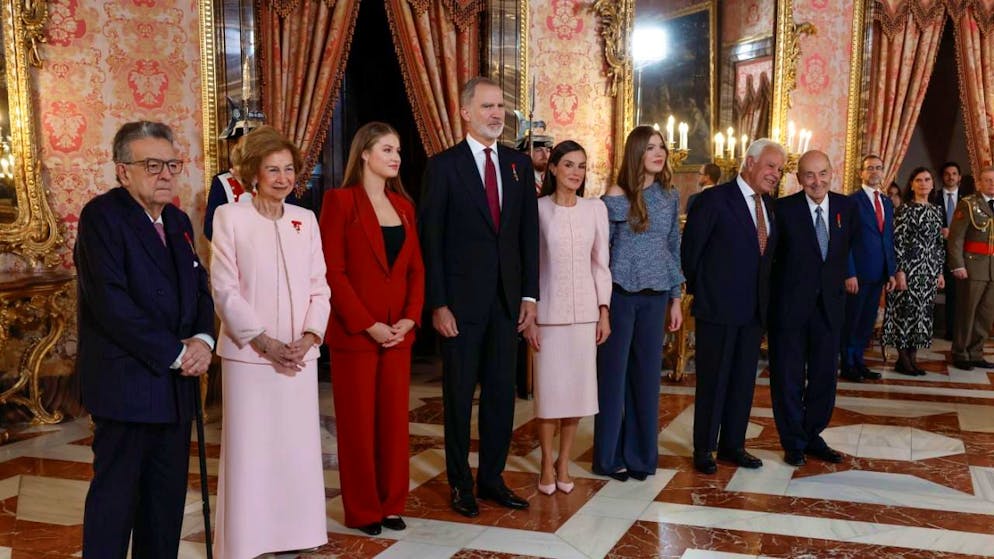 Foto di gruppo per l'inizio delle celebrazioni dei 50 anni della restaurazione della monarchia in Spagna: manca il re emerito Juan Carlos I, al centro un'accesa polemica per i suoi "elogi" al dittatore Francisco Franco.