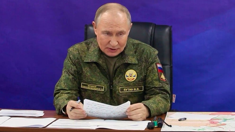 US-Friedensplan sieht heikle Zugeständnisse der Ukraine vor - Gallery. Kremlchef Putin zeigte sich demonstrativ in Uniform bei der Armee. (Archivbild)